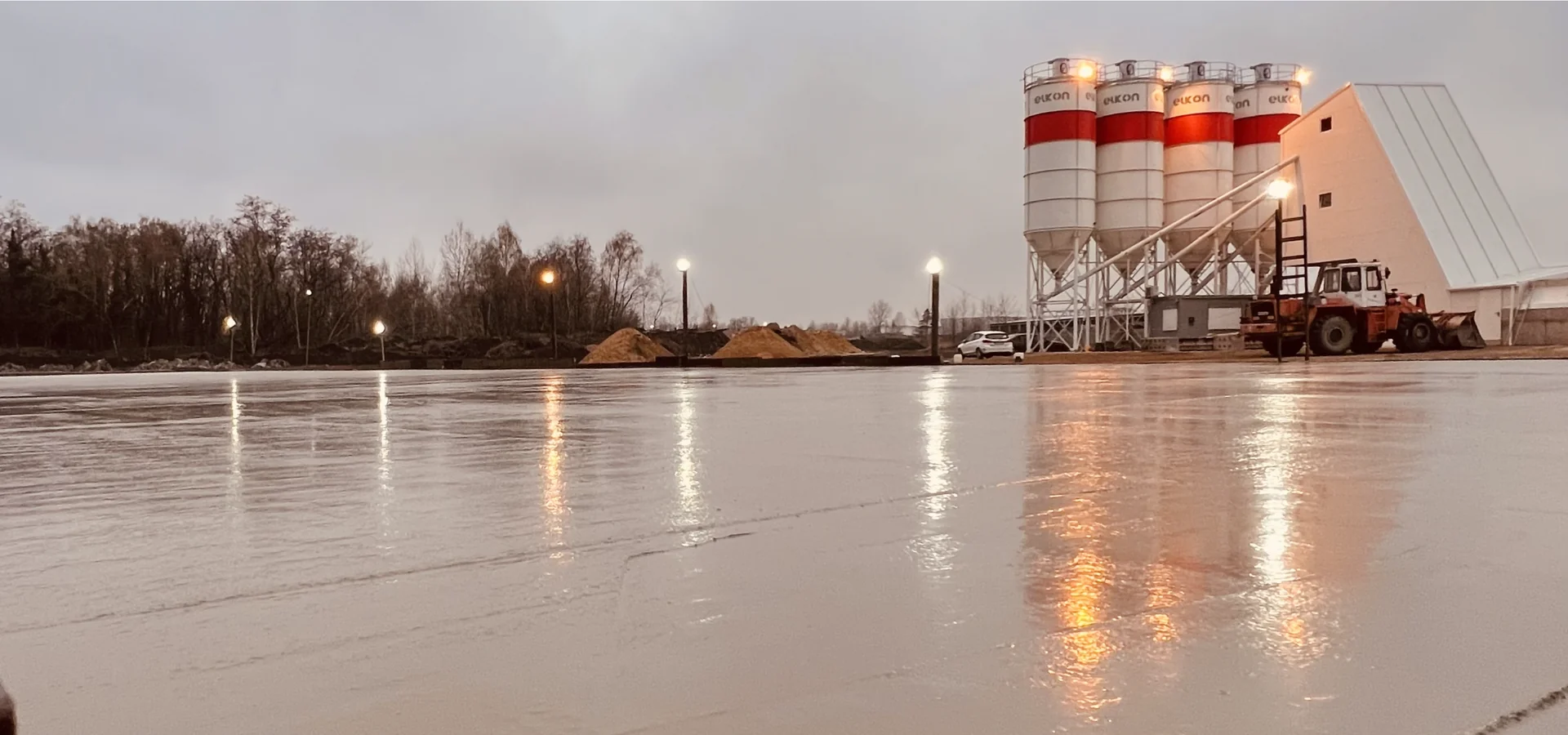 Teren zakładu betonowego z silosami i utwardzonym placem